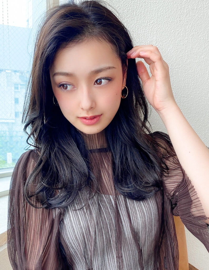 長め前髪で大人小顔ロングスタイル